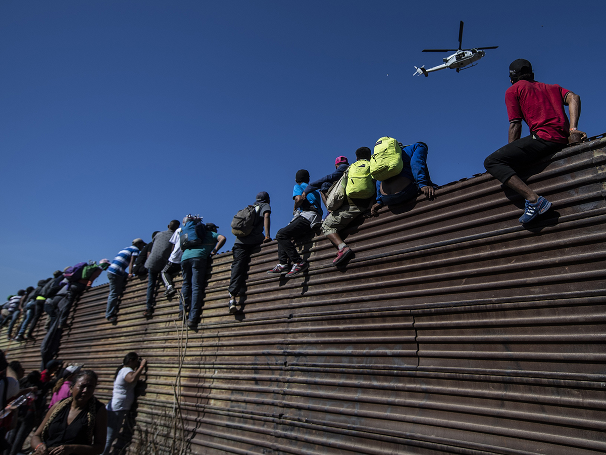 US shuts Mexico border point as thousands look to cross