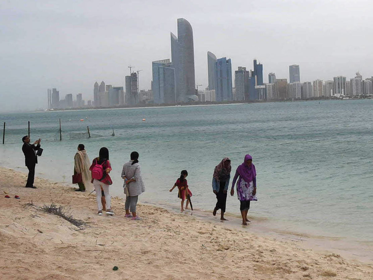 Погода в дубае сегодня и температура. Абу Даби пляж шторм. Abu Dhabi weather. Дубай климат. Дубай в январе.