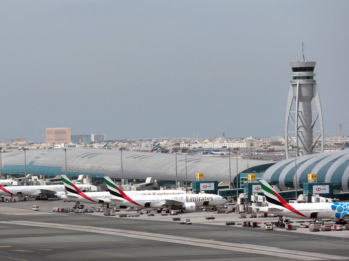 Dubai paris. Аэропорт Дубай. Международный аэропорт Аль-Мактум. Наводнение в Дубае аэропорт. Аэропорт Шарджа Дубай.